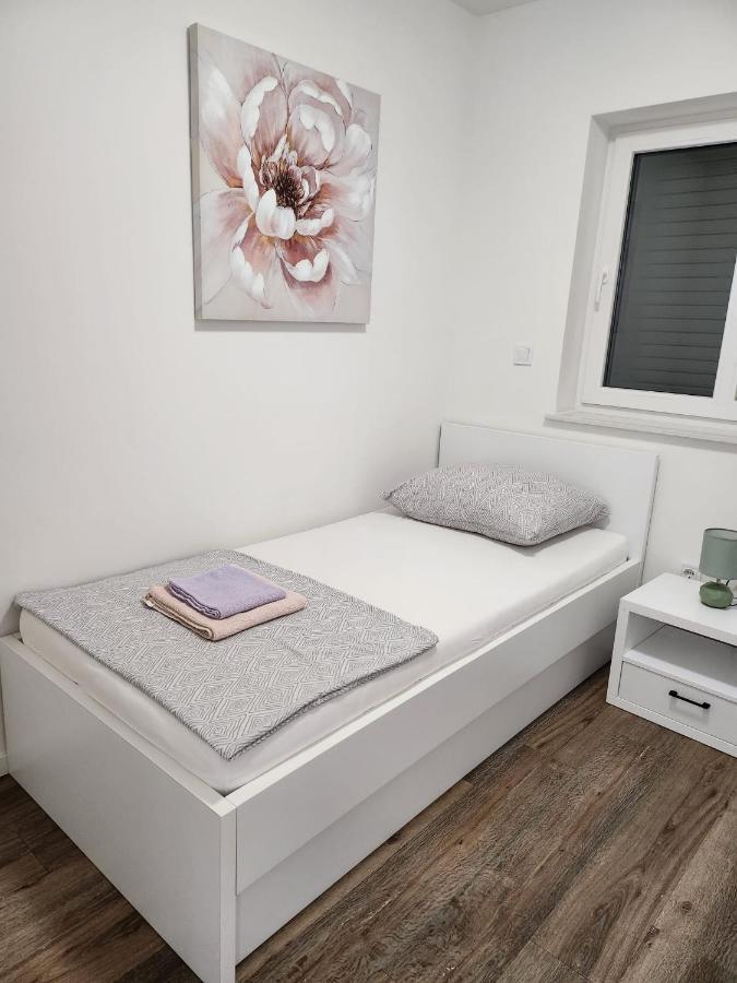 Apartmani M&L I M&J Malinska Bagian luar foto